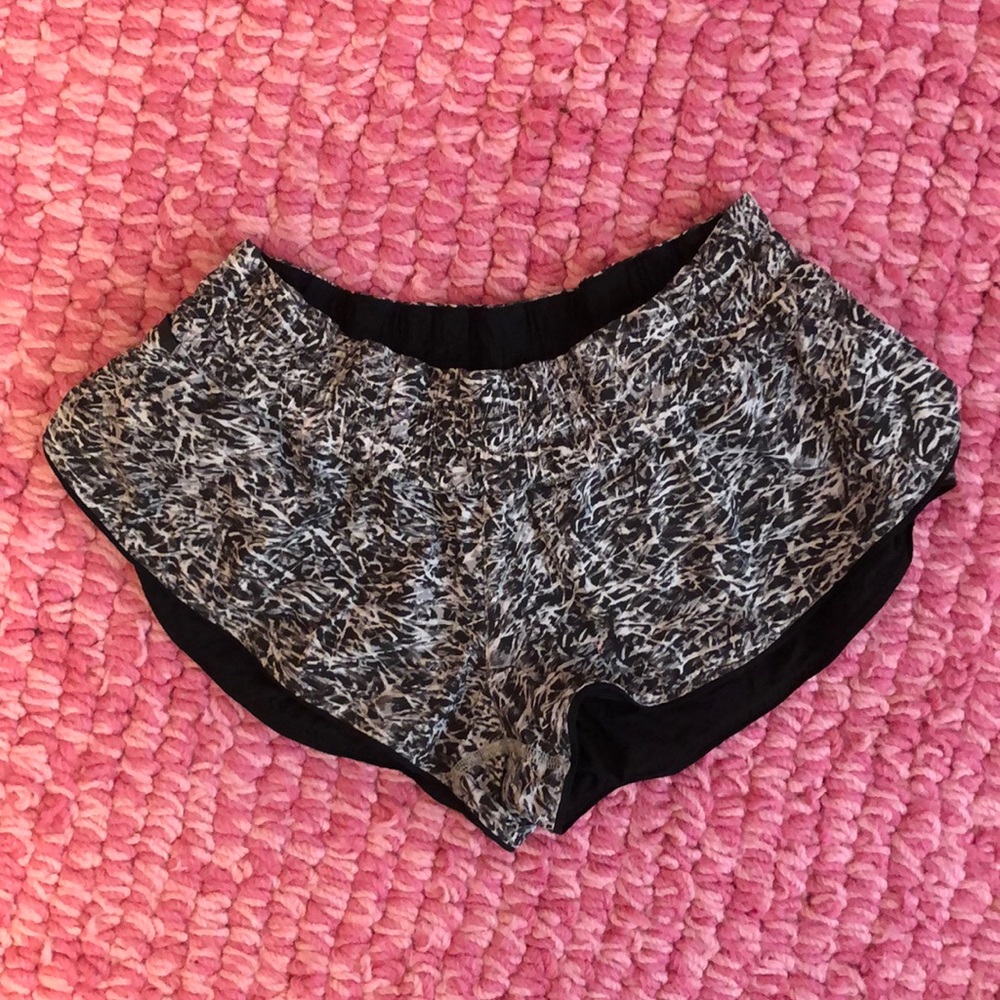 Lululemon hotty hot short running shorts